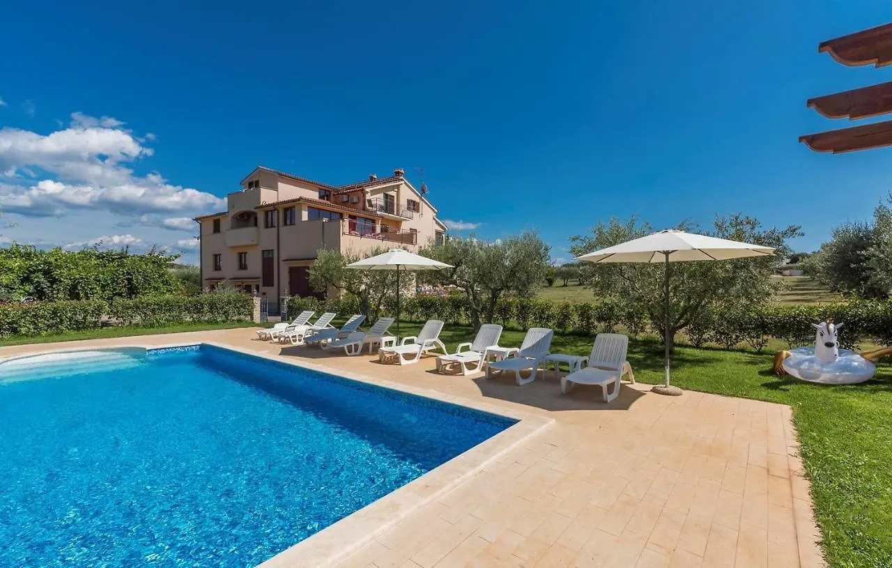 Guest house Apartment Complex Vetrina-Shared Pool Nova Vas