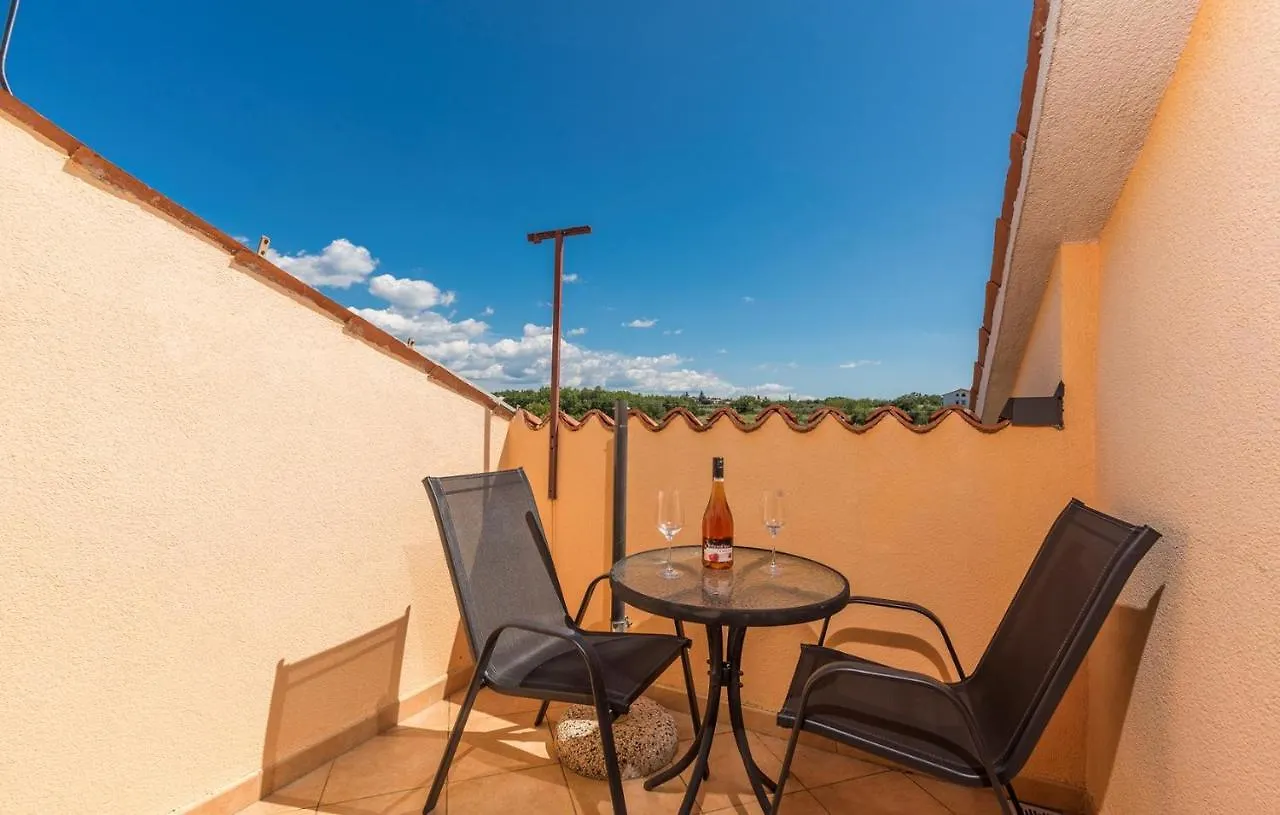 Guest house Apartment Complex Vetrina-Shared Pool Nova Vas